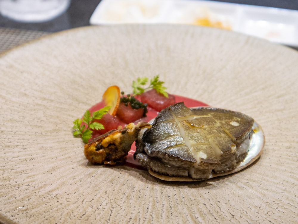 莫登鐵板燒 南非活鮑佐紅酒燉甜菜根醬