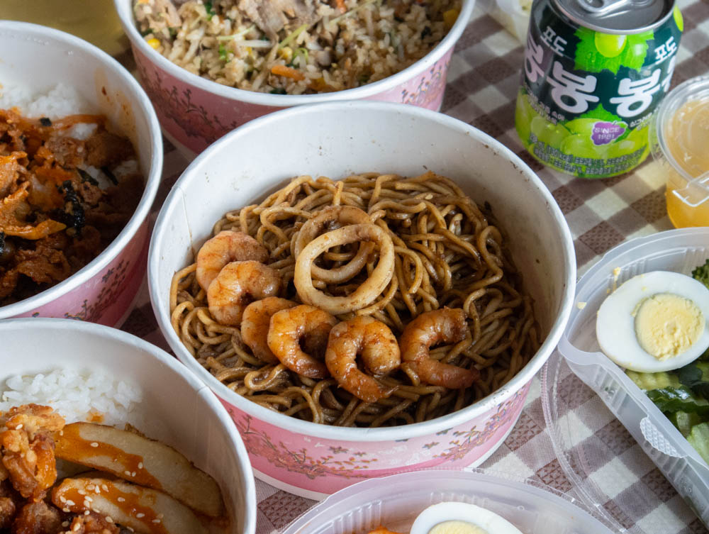 石全石美外帶　海味黑嚕嚕麵餐