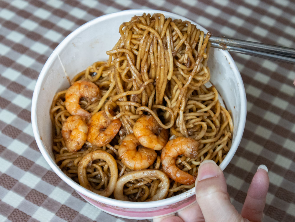 石全石美外帶　海味黑嚕嚕麵餐